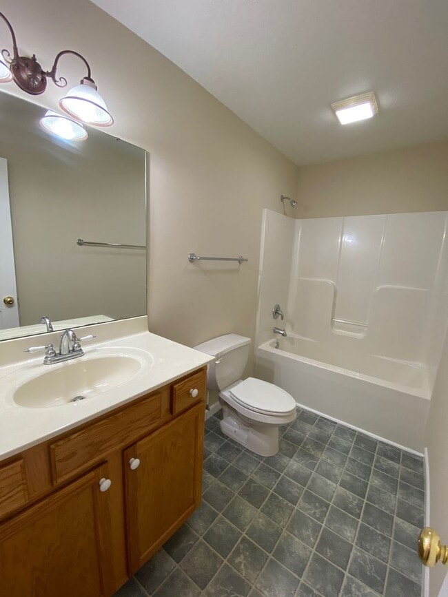 Building Photo - North AVL - Spacious 2/2 Apartment