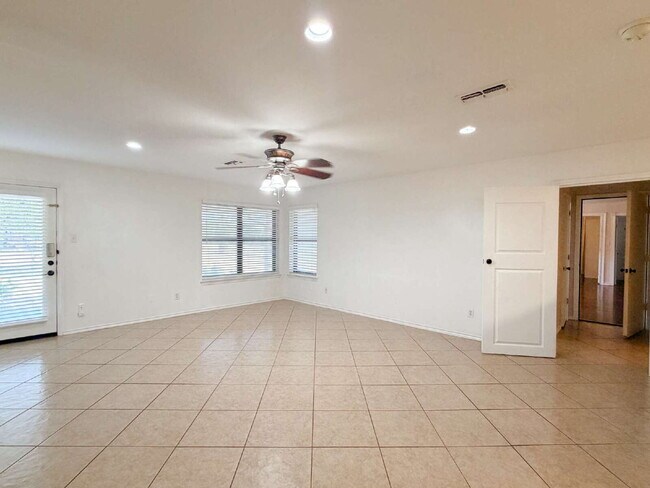 Building Photo - Beautiful 6 bed, 2 bath home in Burleson!