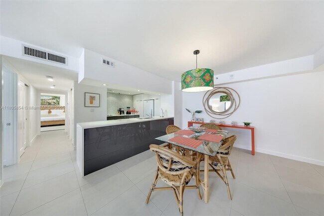Building Photo - 1621 Collins Ave