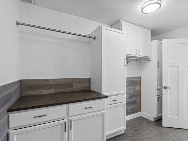 Building Photo - 5304 Los Altos Rd