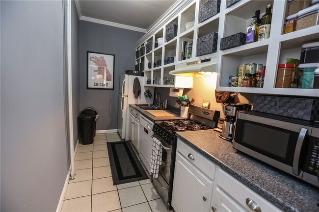 Building Photo - 874 University Ave