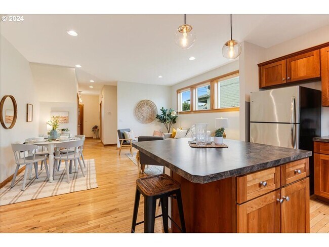 Building Photo - Charming 3-Bed, 2.5-Bath Townhome with Private Patio, Open Floor Plan, and Prime King Neighborhoo...