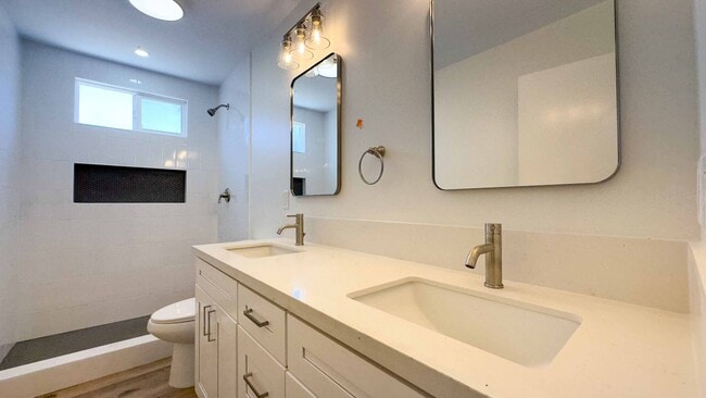 Building Photo - 126 E 3rd St