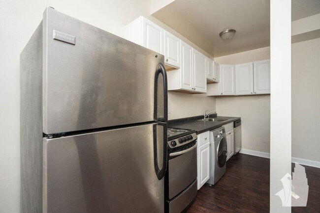 Building Photo - 3340 N Marshfield Ave