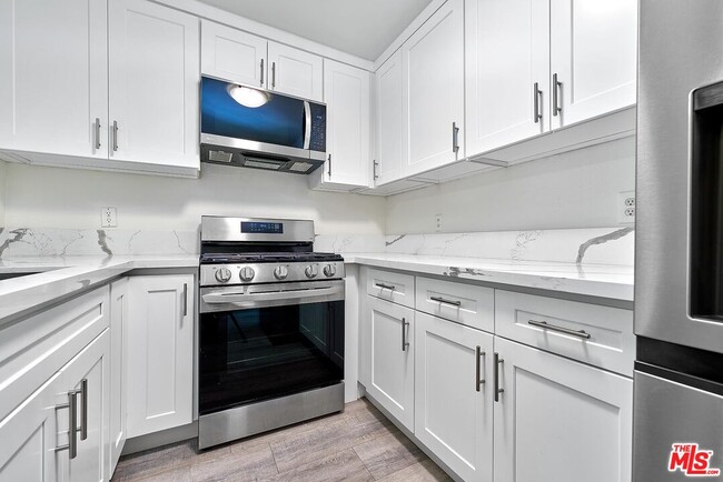 Building Photo - 326 S Manhattan Pl