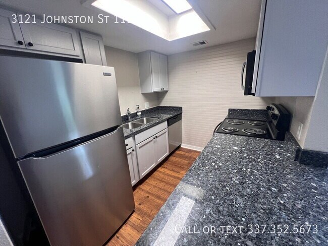 Building Photo - Modern 1-Bed Condo with Pool Access - Walk to Moncus Park