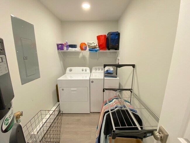 Building Photo - 949 State Rd