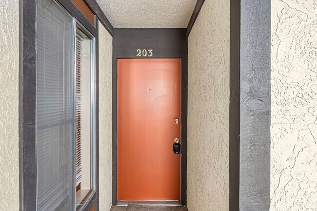 Building Photo - Easy Living Starts Here | 2 Bedroom Lakeside Condo