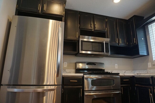 Building Photo - Quiet 4 Bedroom 2.5 Bath Taylorsville Home