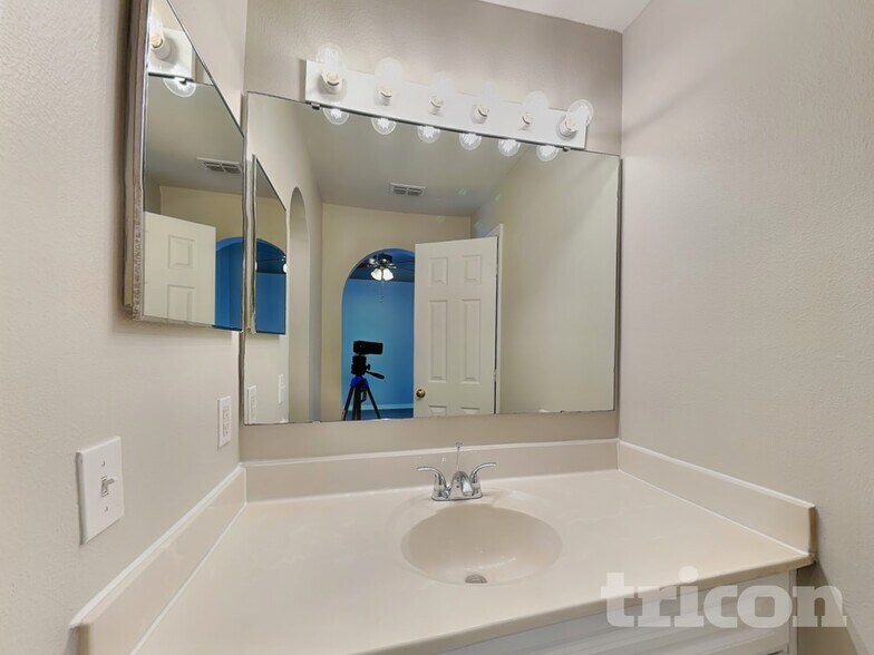 Building Photo - 13822 Gentle Woods Ave