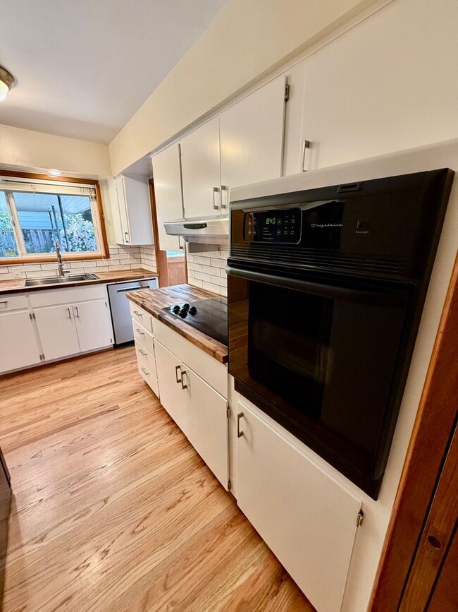 Building Photo - Spacious, Remodeled 5bd/3bath Cherry Park Home with Large Fenced Garden and Finished Basement
