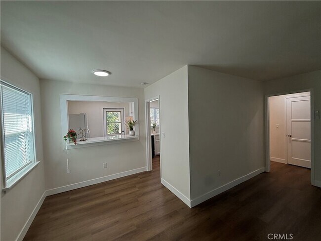 Building Photo - 549 N Niagara St