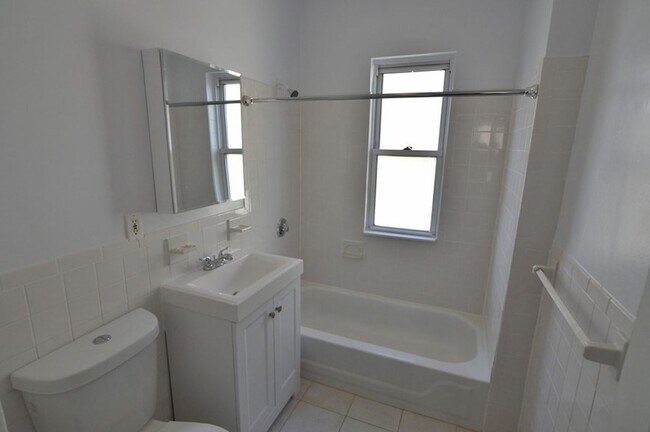 Building Photo - 28 Taft St