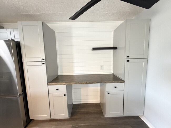 Building Photo - 320 Lakeview St