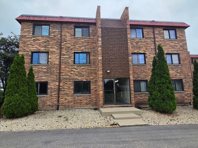 Building Photo - 1761 Algonquin Rd