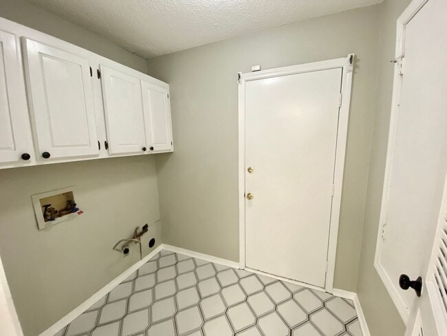 Building Photo - Spacious Jenks 4-Bedroom with NO Carpets &...