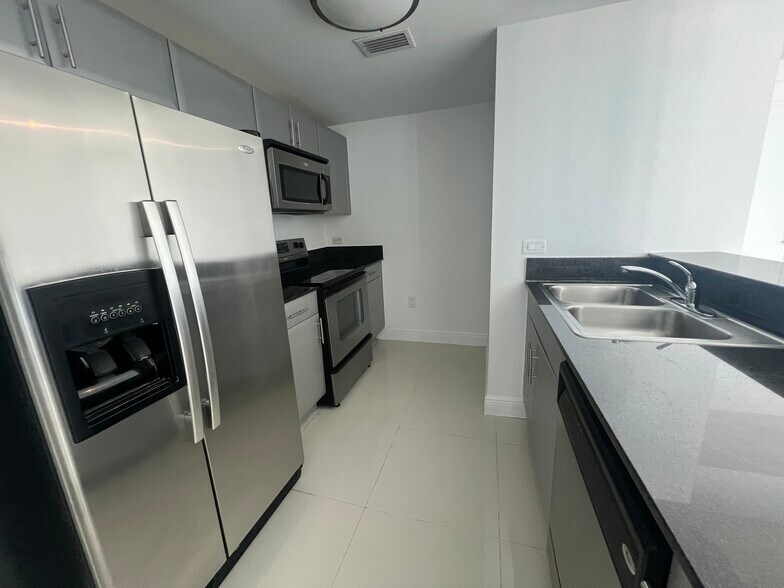 Kitchen - 1861 NW South River Dr