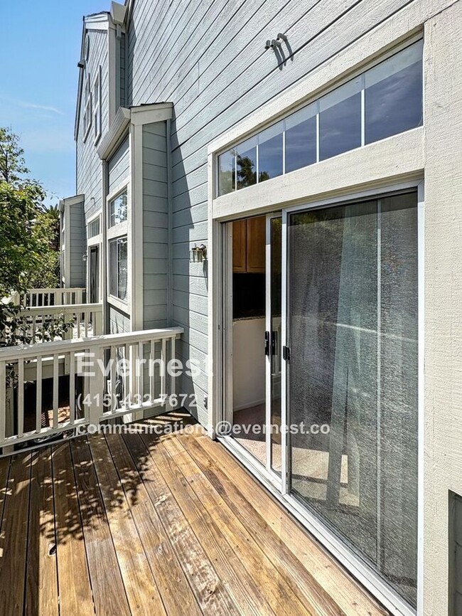 Building Photo - Lovely 2-Bedroom Townhome: Comfort and Con...