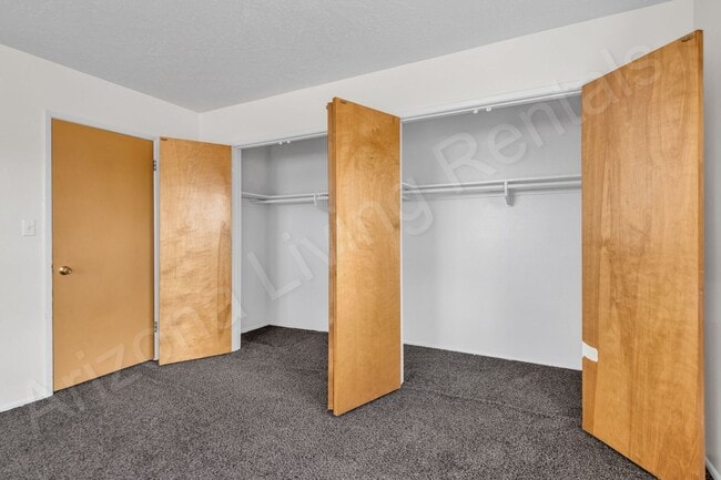 Building Photo - PET FRIENDLY CENTRALLY LOCATED ON ONE ACRE