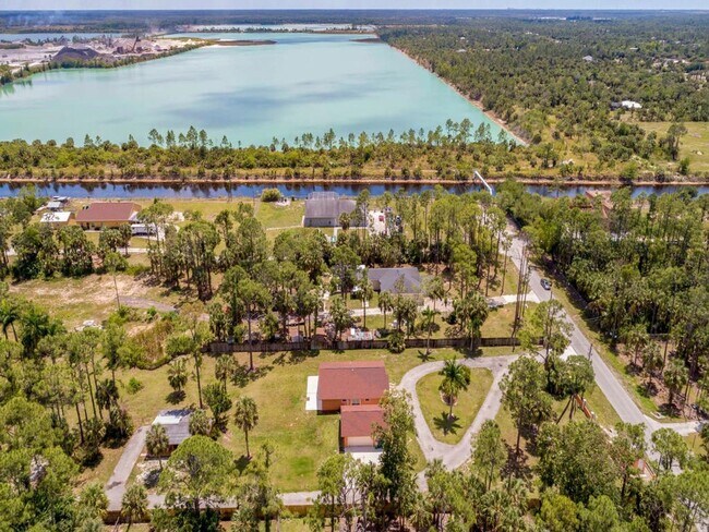 Building Photo - GOLDEN GATE ESTATES-3 BED 2 BATH SINGLE FA...