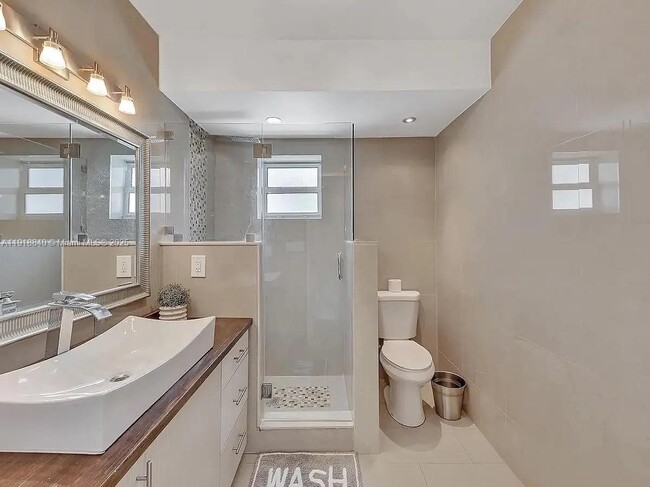 Building Photo - 715 Hollywood Blvd