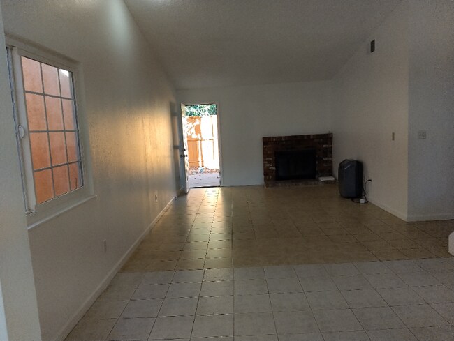 Building Photo - 2412 Sequoia Dr