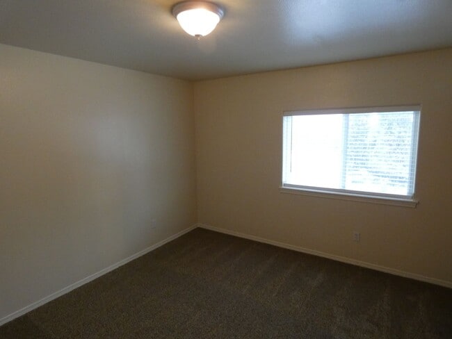 Building Photo - **Spacious Duplex** Lower Level