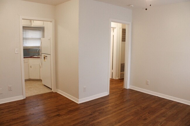 Building Photo - 2 BEDROOM DUPLEX