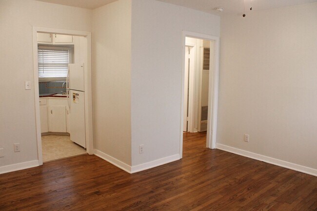 Building Photo - 2825 W Woodlawn Ave