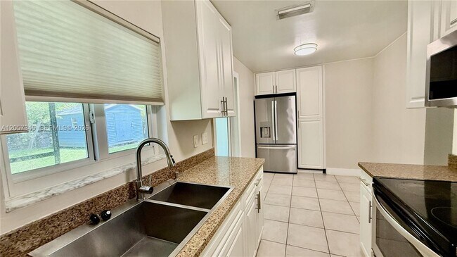 Building Photo - 320 Holloway Dr