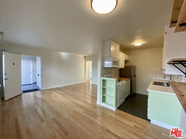 Building Photo - 722 Westbourne Dr