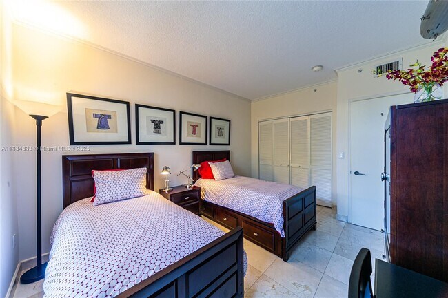 Building Photo - 707 Crandon Blvd