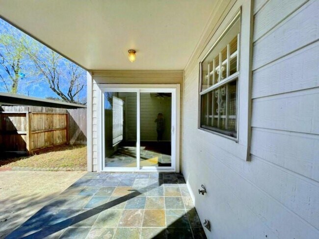 Building Photo - 9242 Westwood Village Dr