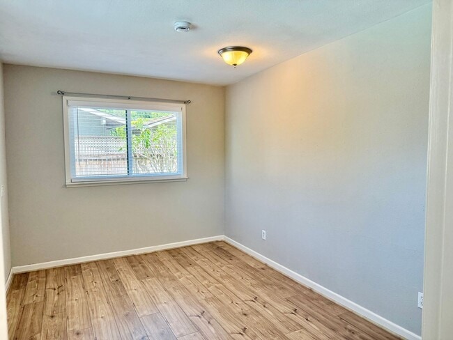 Building Photo - Charming 2 bed, 1 bath Edmonds Apartment H...