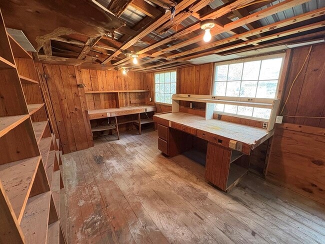 Building Photo - 4620 Bennett Ave