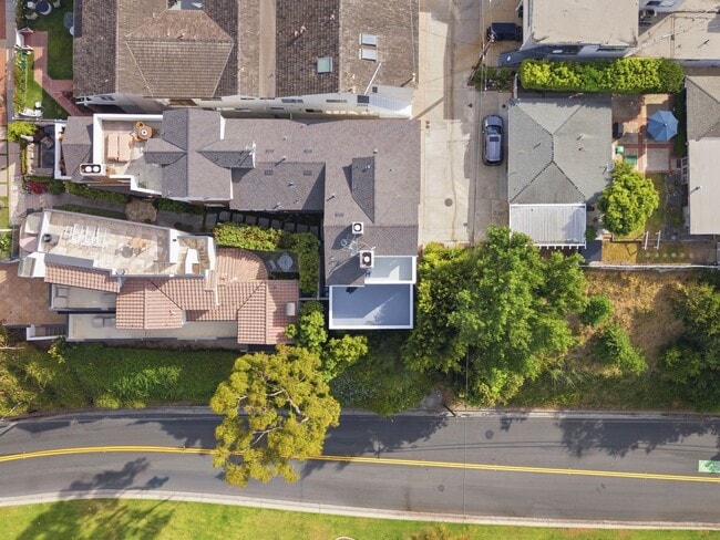Building Photo - Premier Location in Corona Del Mar for 12-Month Lease