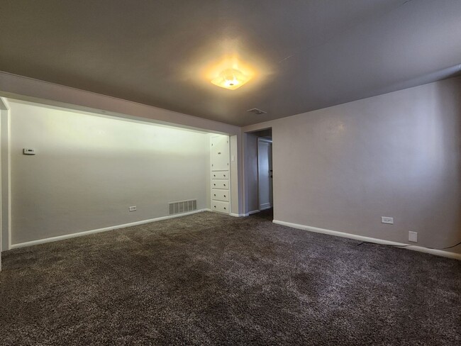 Building Photo - PRICE DECREASE! One Bed One Bath Garden Le...