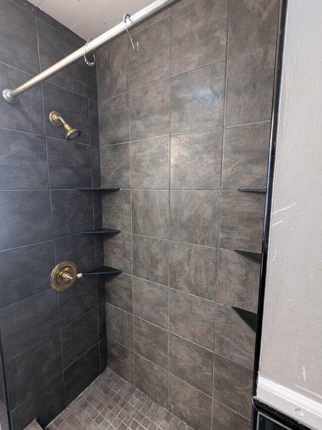 Building Photo - 918 S Goodman St