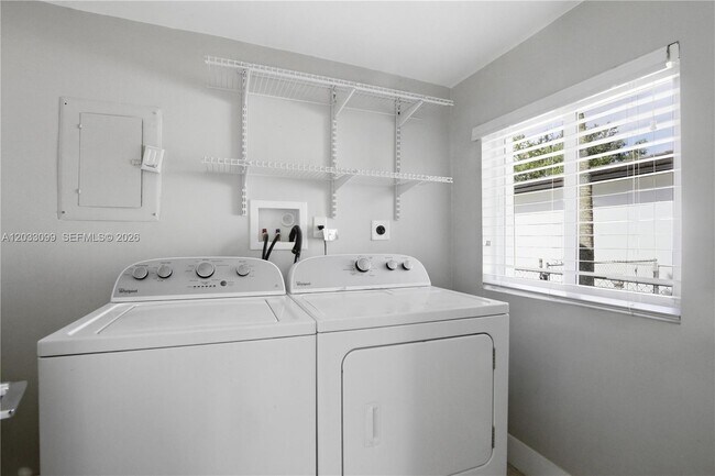 Building Photo - 6511 SW 44th St