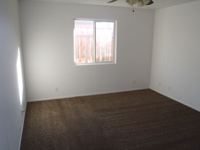 Building Photo - Spacious 3b 2 ba with a large backyard