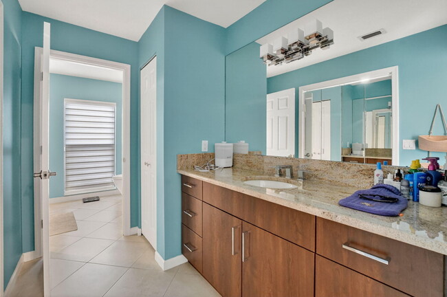Building Photo - 10065 Camelback Ln