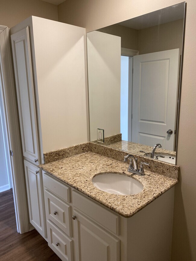 Fox Creek Townhomes 9013 Fox Creek Dr. Pineville LA 71360 Apartment