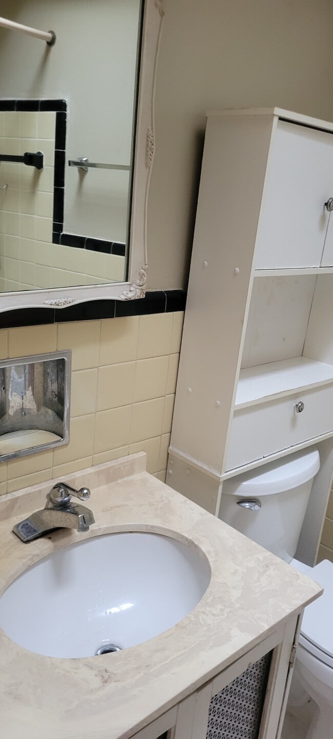 Building Photo - 867 Gainsboro Rd