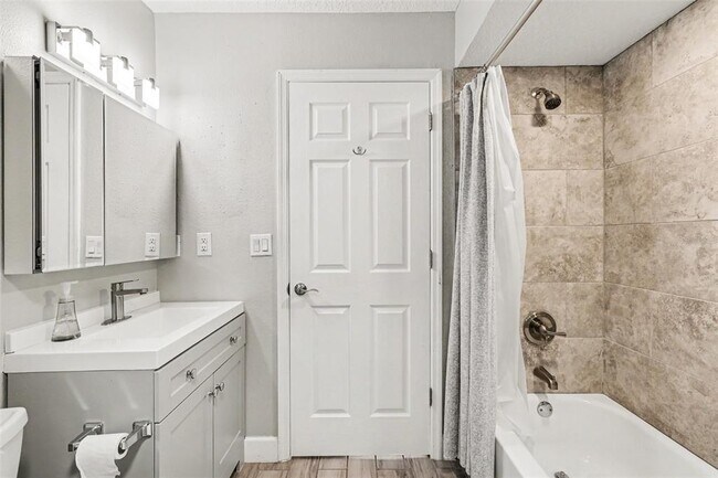Building Photo - 8114 Oak Trace Way