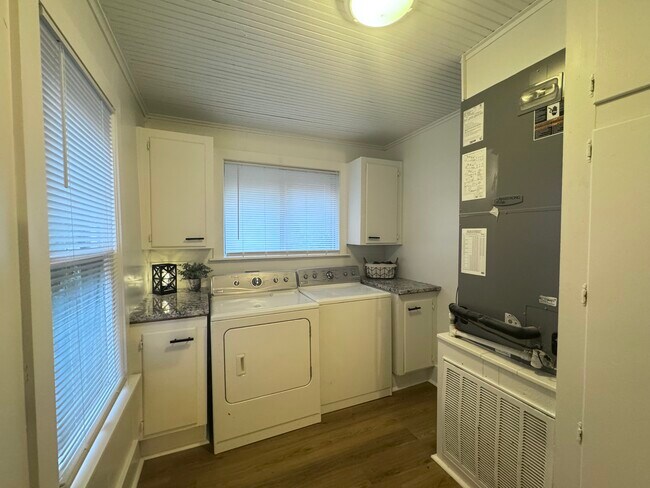 Building Photo - 304 N Cimarron Ave