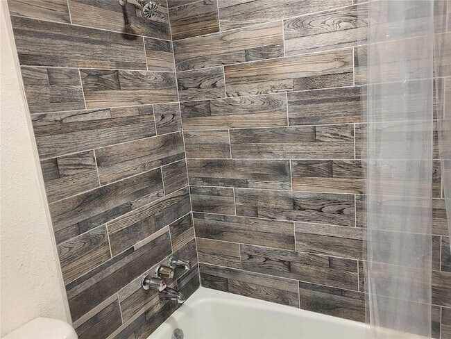 Building Photo - 4650 Cove Cir