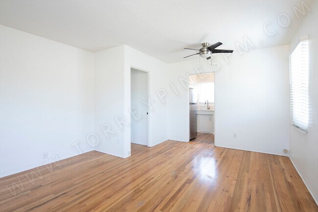 Building Photo - 1 MONTH FREE ~ 2BR with Lots of Light in Great Pacific Beach Location!
