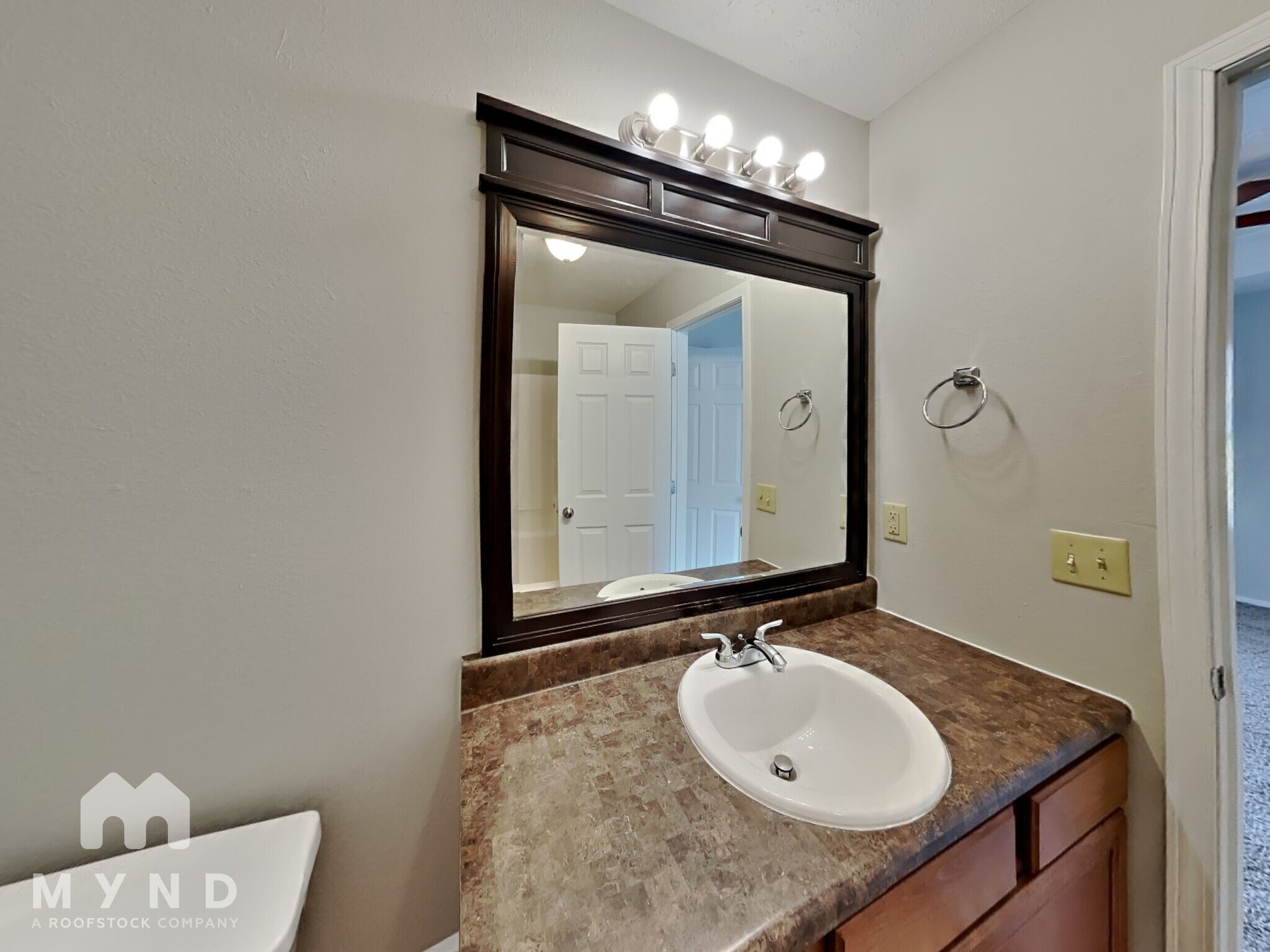 Building Photo - 615 S Mahn Ave