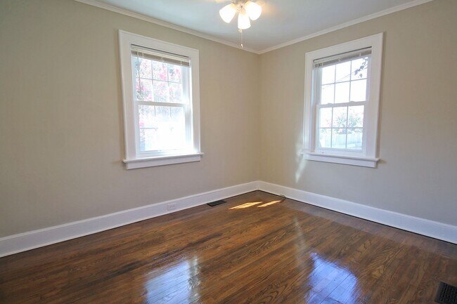 Building Photo - Charming 2 Bedroom, 1 Bath Brick Home in a...