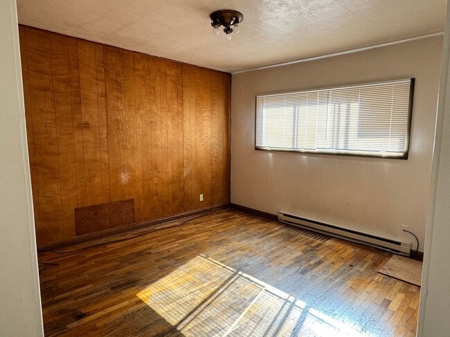 Building Photo - Large 3 br near YVCC